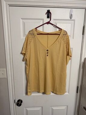 Source Unknown Yellow V-Neck Lace Sleeve Tee